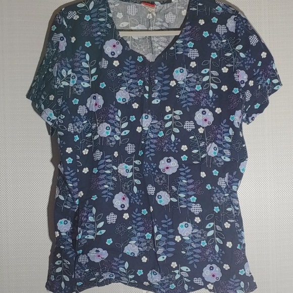 White cross lg scrub tops and one Dickie! - Picture 8 of 9